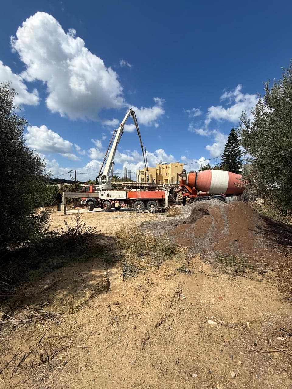 Bau von Creta Hills, Oktober 2026: Betonpumpe und Fahrmischer auf der Baustelle