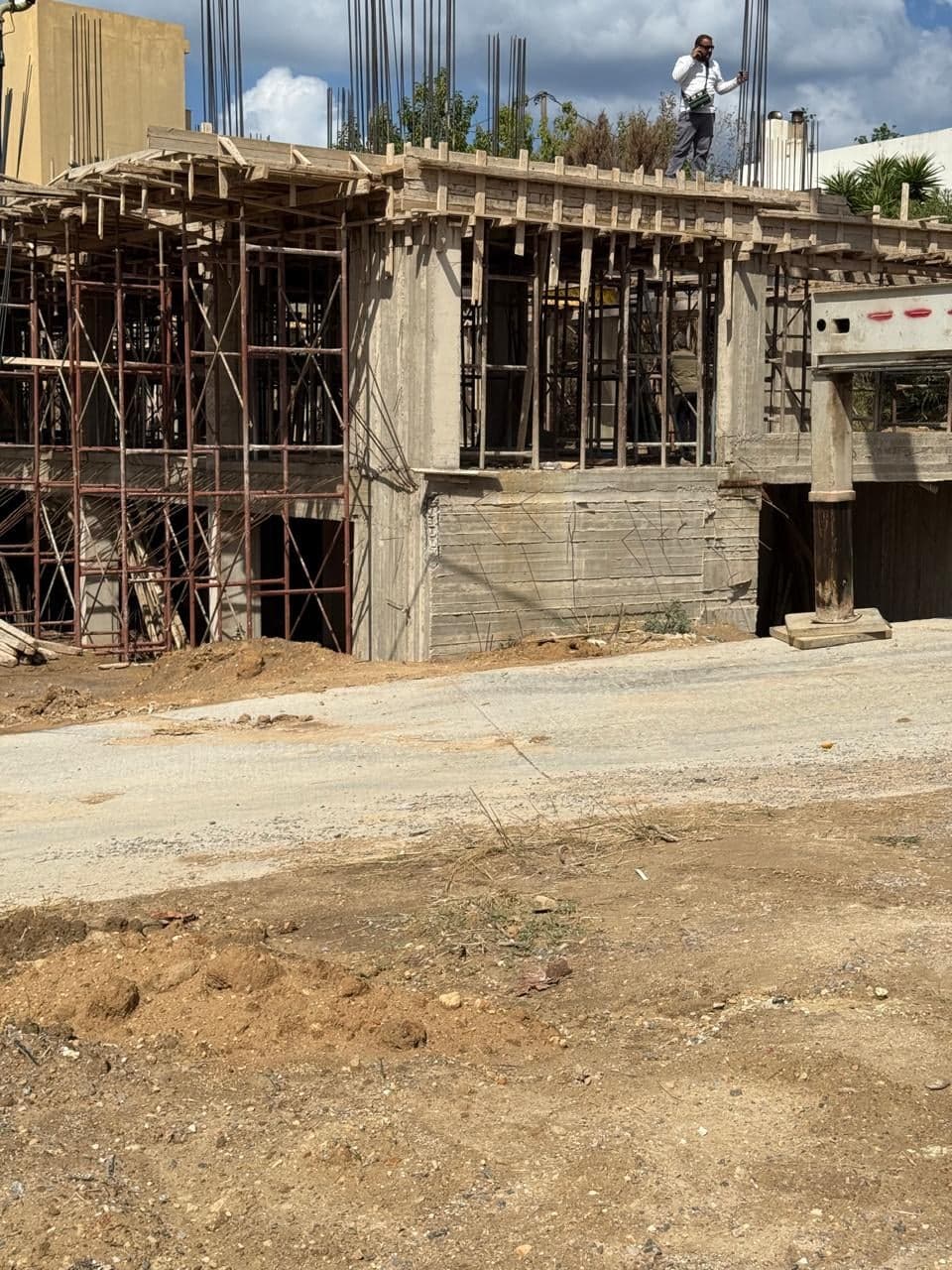 Bau von Creta Hills, Oktober 2026: der Betonrohbau der Residenzen mit Gerüst