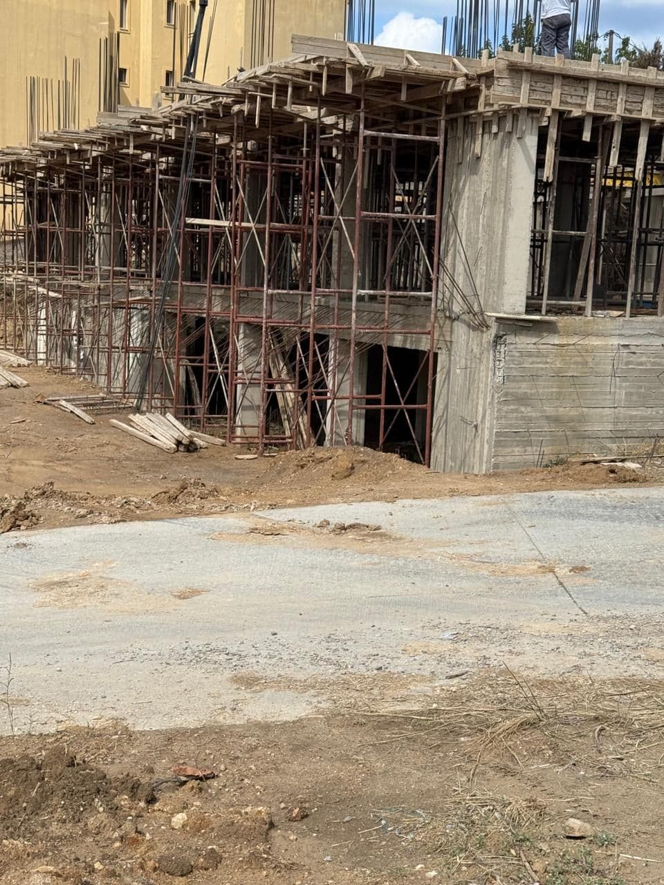 Bau von Creta Hills, Oktober 2026: Erdgeschosswände und Deckenabstützung