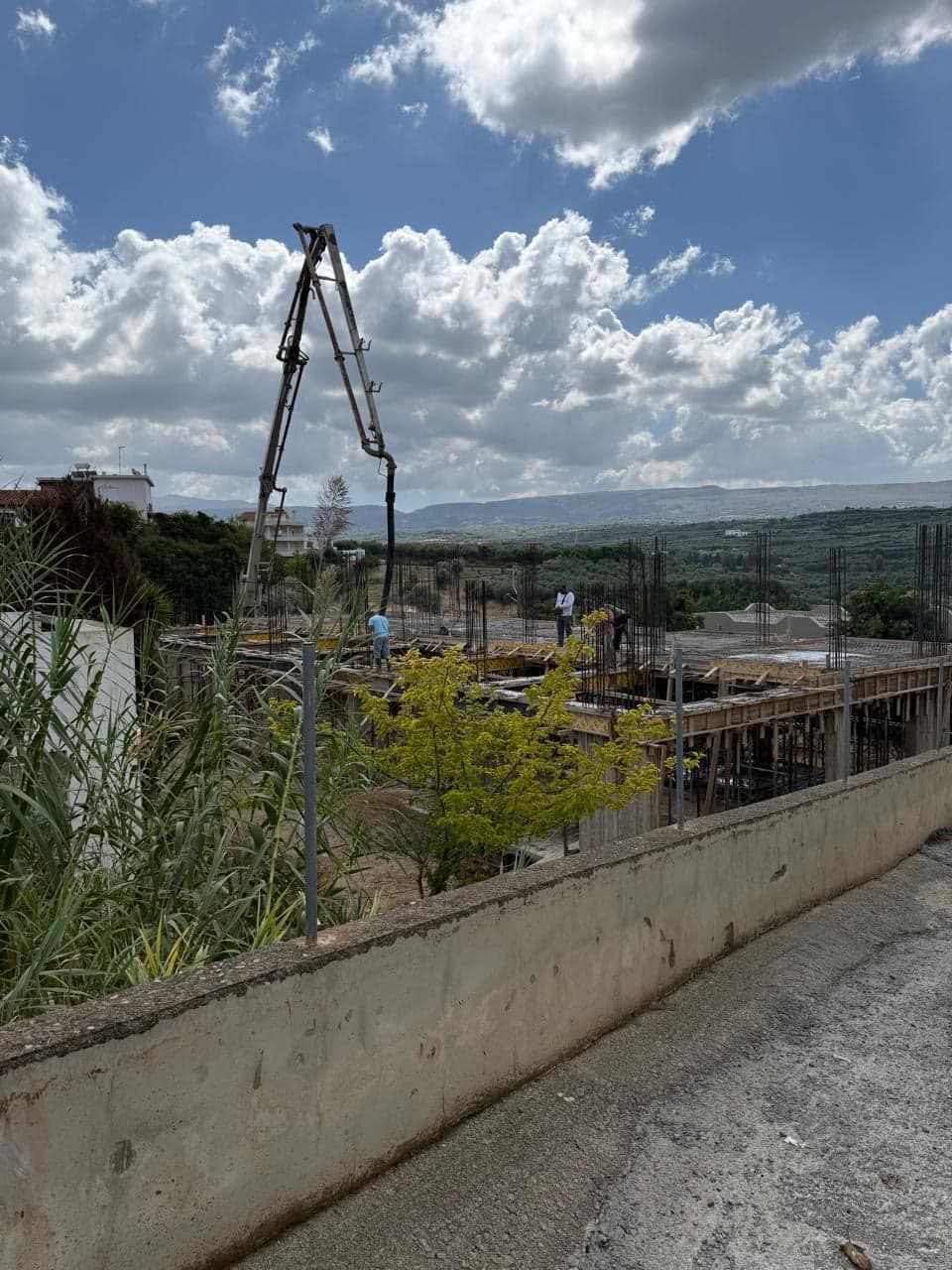 Bau von Creta Hills, Oktober 2026: Bewehrung wird auf der Decke des Obergeschosses verlegt